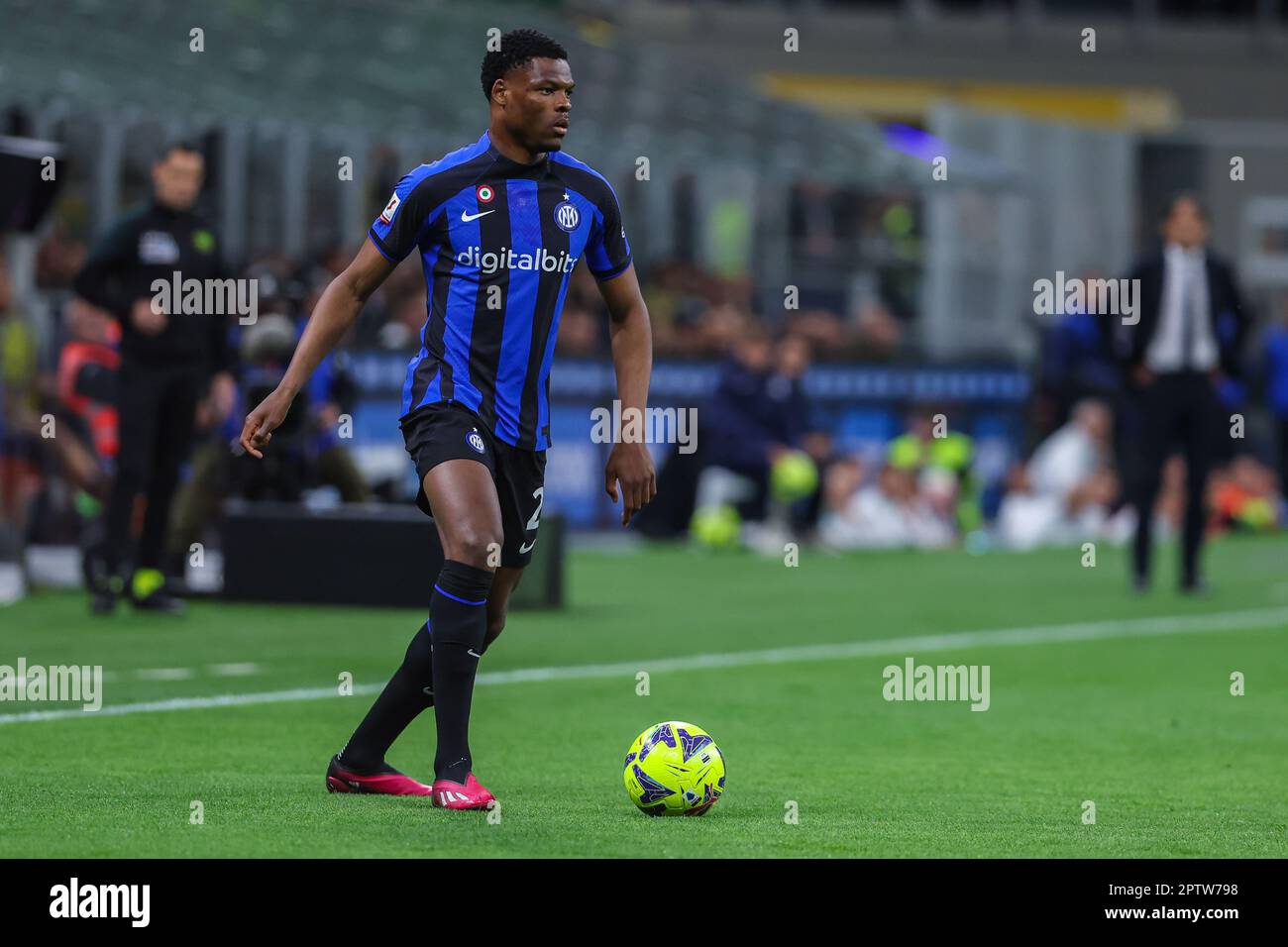 Mailand, Italien. 26. April 2023. Denzel Dumfries vom FC Internazionale in Aktion während des Coppa Italia 2022/23 Semi Final 2. Leg Fußballspiels zwischen dem FC Internazionale und dem FC Juventus im Giuseppe Meazza Stadion. Endstand: Inter 1:0 Juventus. (Foto: Fabrizio Carabelli/SOPA Images/Sipa USA) Guthaben: SIPA USA/Alamy Live News Stockfoto
