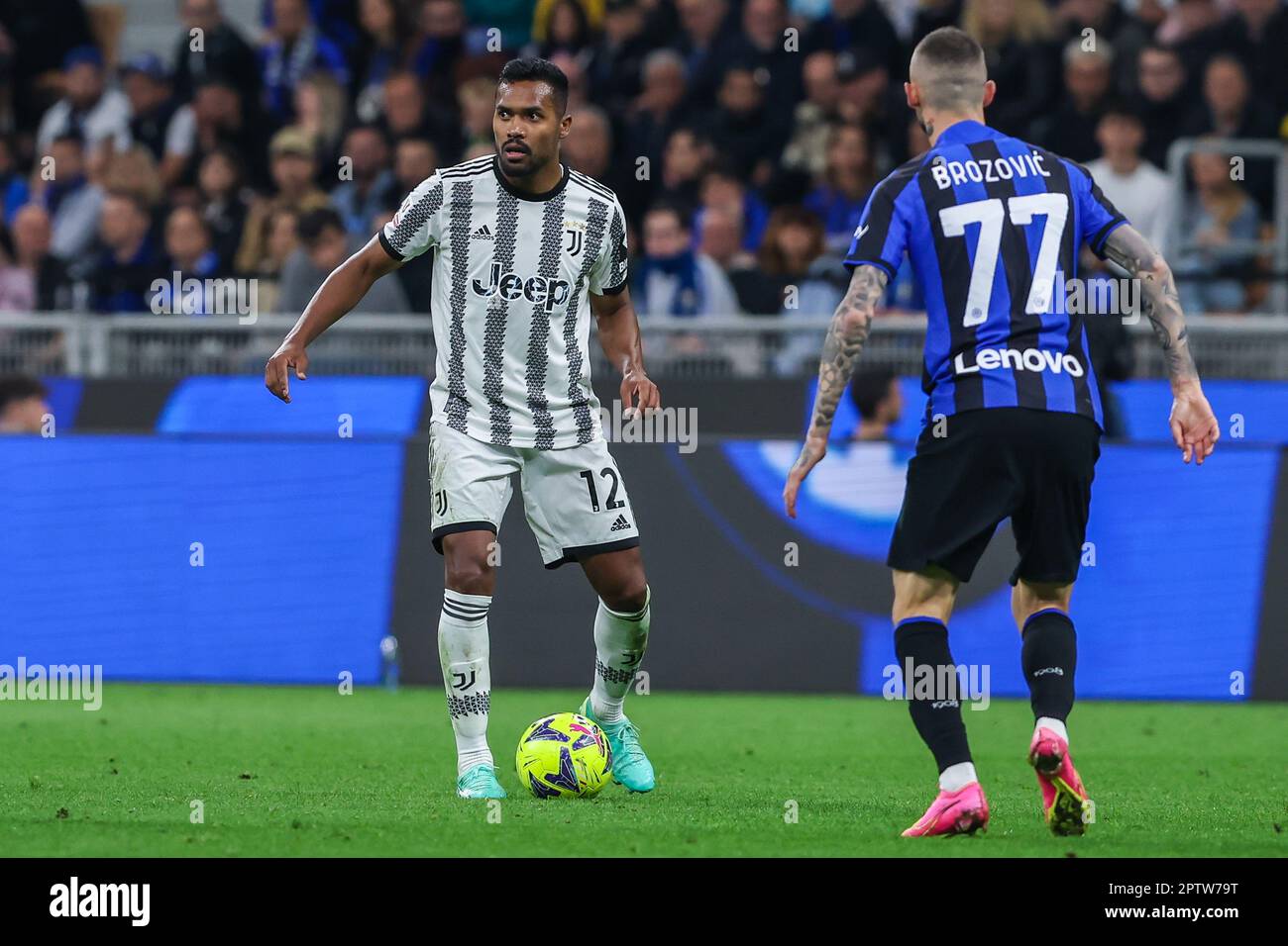 Mailand, Italien. 26. April 2023. Alex Sandro vom FC Juventus in Aktion während des Coppa Italia 2022/23 Semi Final 2. Leg Fußballspiels zwischen dem FC Internazionale und dem FC Juventus im Giuseppe Meazza Stadium. Endstand: Inter 1:0 Juventus. (Foto: Fabrizio Carabelli/SOPA Images/Sipa USA) Guthaben: SIPA USA/Alamy Live News Stockfoto
