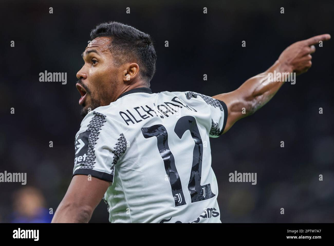 Mailand, Italien. 26. April 2023. Alex Sandro vom FC Juventus reagiert während des Coppa Italia 2022/23 Semi Final 2. Leg Fußballspiels zwischen dem FC Internazionale und dem FC Juventus im Giuseppe Meazza Stadium. Endstand: Inter 1:0 Juventus. (Foto: Fabrizio Carabelli/SOPA Images/Sipa USA) Guthaben: SIPA USA/Alamy Live News Stockfoto