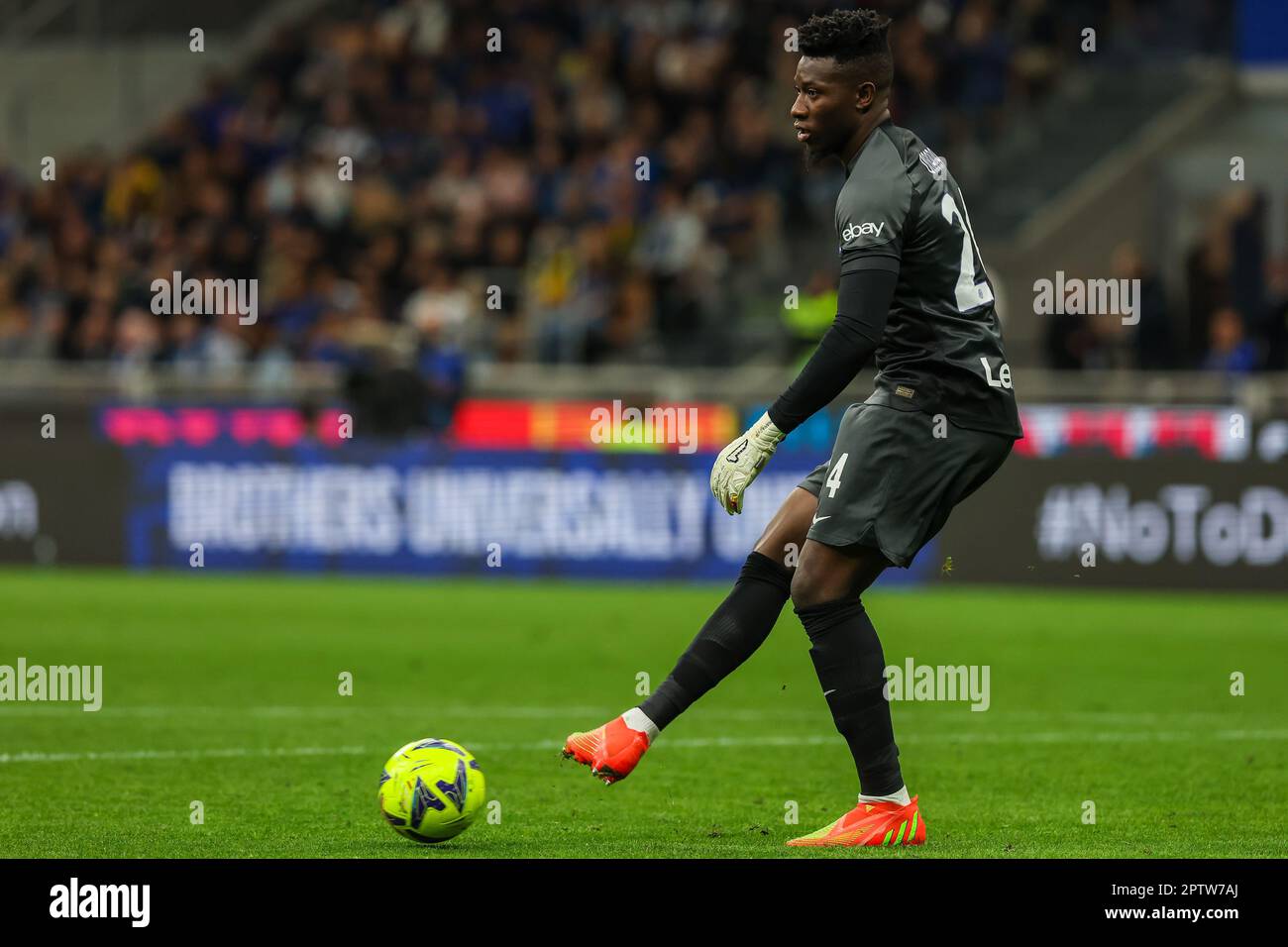 Mailand, Italien. 26. April 2023. Andre Onana vom FC Internazionale in Aktion während des Coppa Italia 2022/23 Semi Final 2. Leg Fußballspiels zwischen dem FC Internazionale und dem FC Juventus im Giuseppe Meazza Stadium. Endstand: Inter 1:0 Juventus. (Foto: Fabrizio Carabelli/SOPA Images/Sipa USA) Guthaben: SIPA USA/Alamy Live News Stockfoto