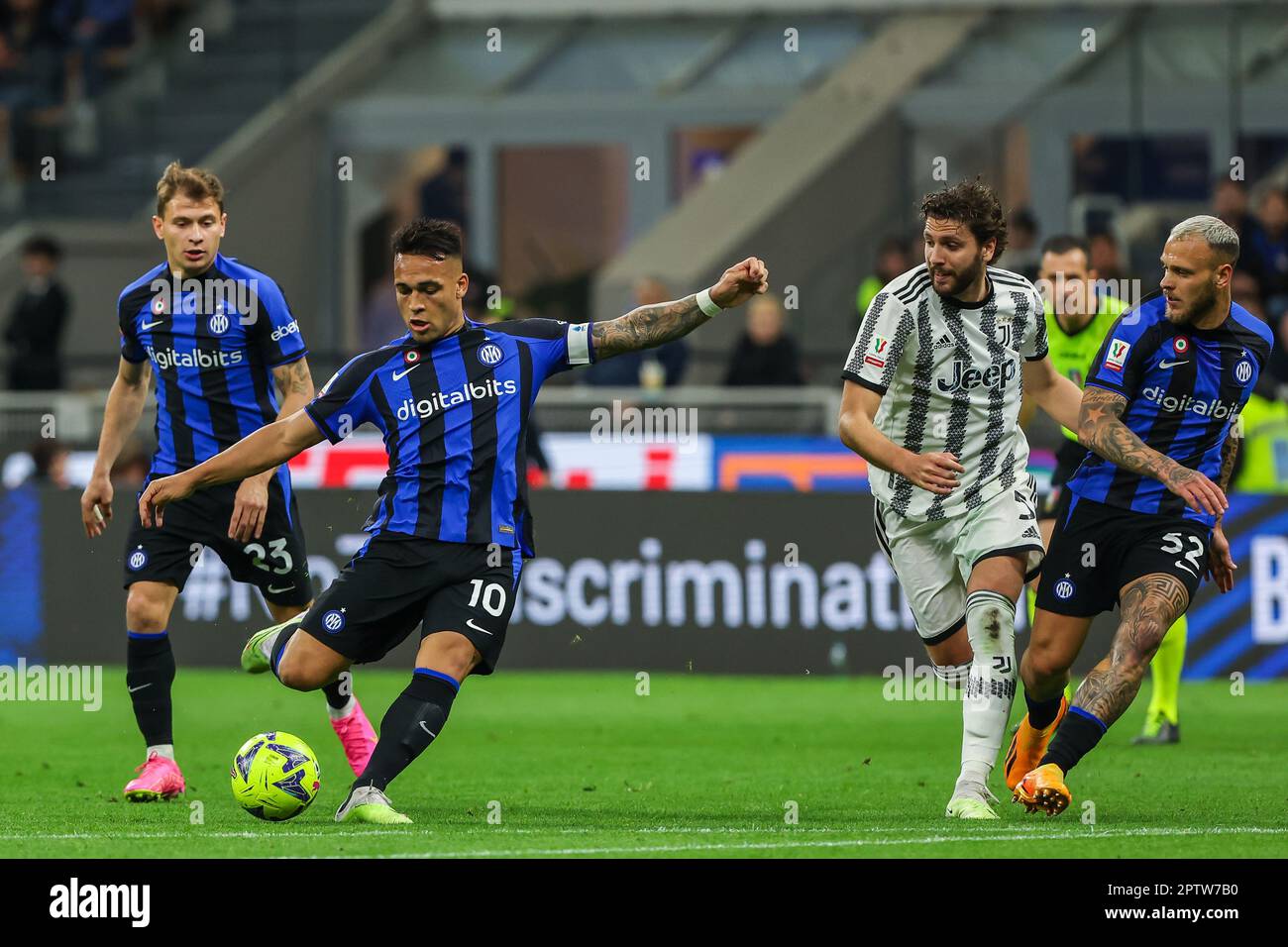 Mailand, Italien. 26. April 2023. Lautaro Martinez vom FC Internazionale in Aktion während des Coppa Italia 2022/23 Semi Final 2. Leg Fußballspiels zwischen dem FC Internazionale und dem FC Juventus im Giuseppe Meazza Stadion. Endstand: Inter 1:0 Juventus. (Foto: Fabrizio Carabelli/SOPA Images/Sipa USA) Guthaben: SIPA USA/Alamy Live News Stockfoto