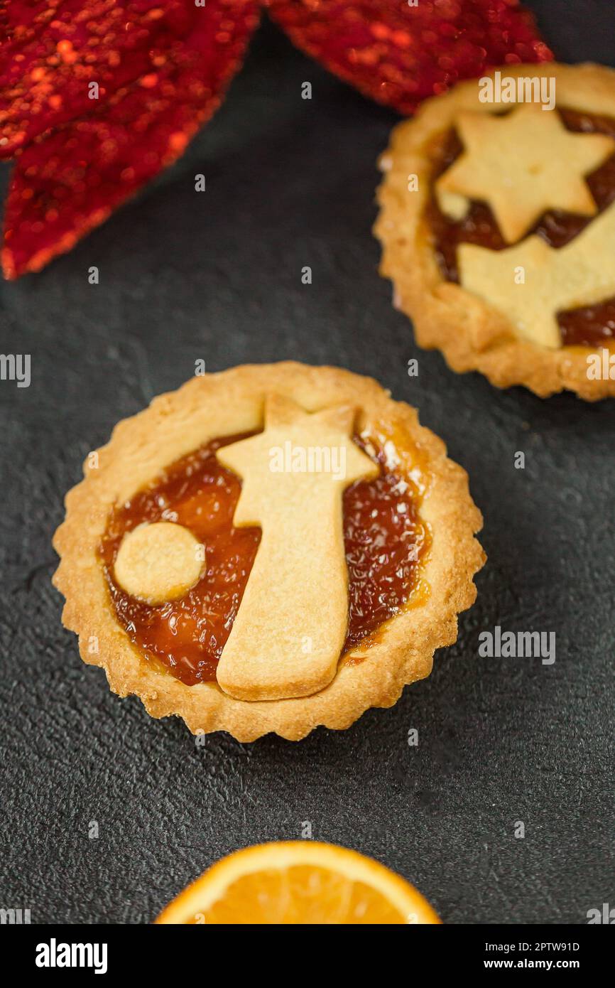 Preiselbeermarmelade-Tarte. Ansicht von oben, Vintage-Ton. Eine süße ...