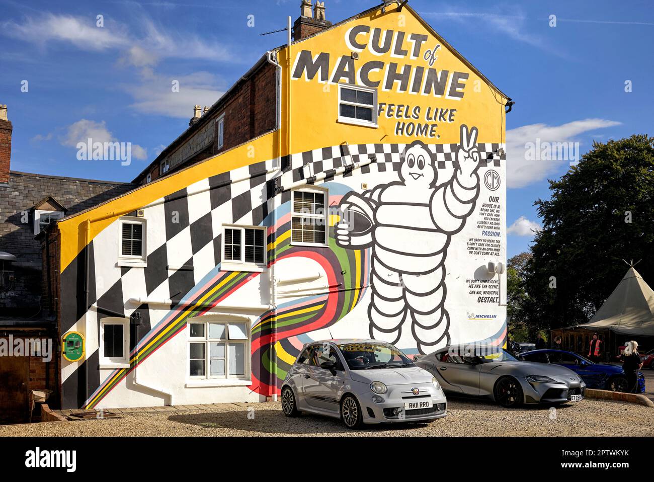 Café und Automatencafé für Koffein und Automobile, ein Treffpunkt für Motorliebhaber. Stratford-upon-Avon, England, Großbritannien Stockfoto