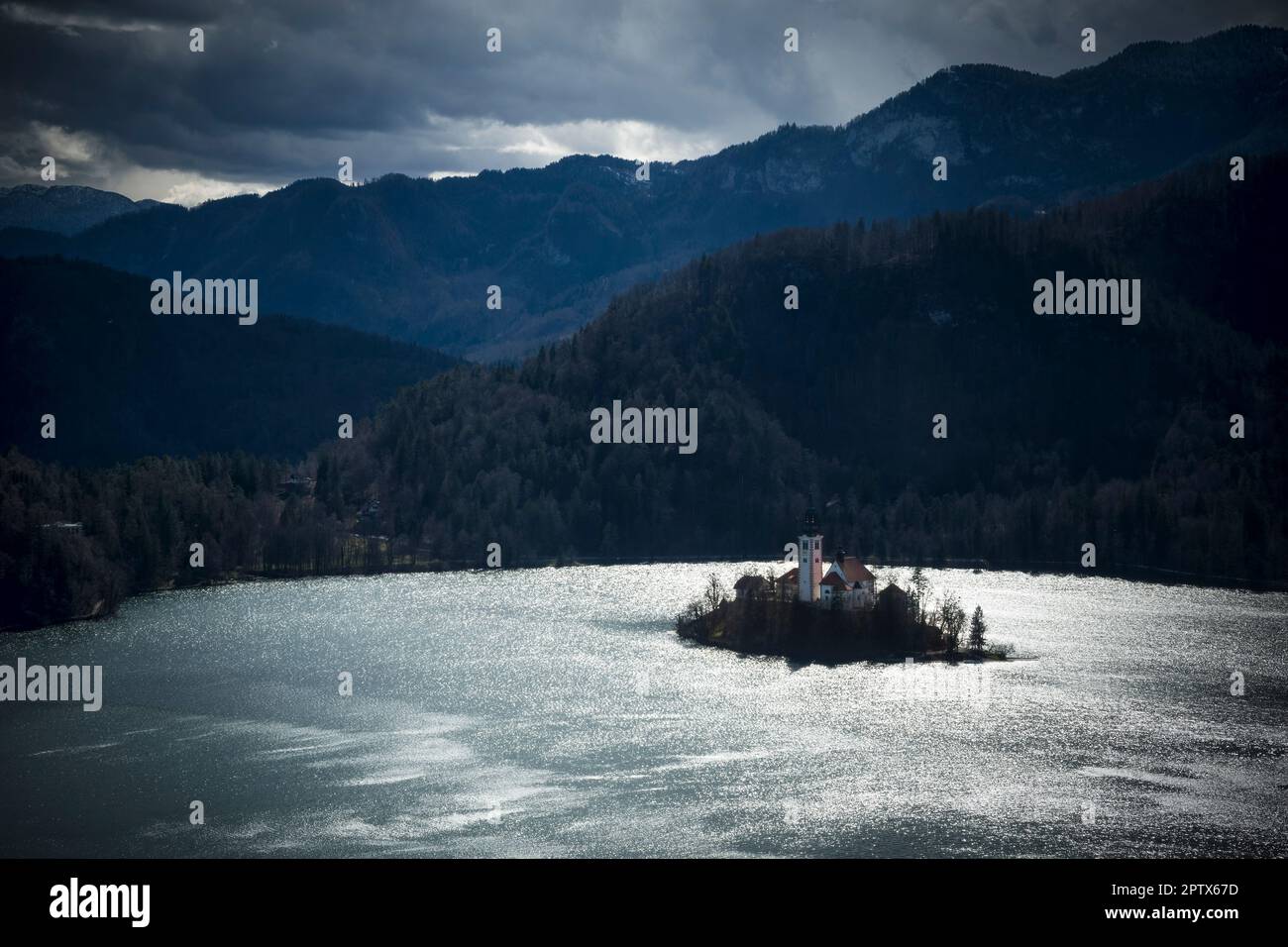 Bleder See und Bergkulisse in Slowenien in der Dämmerung Stockfoto