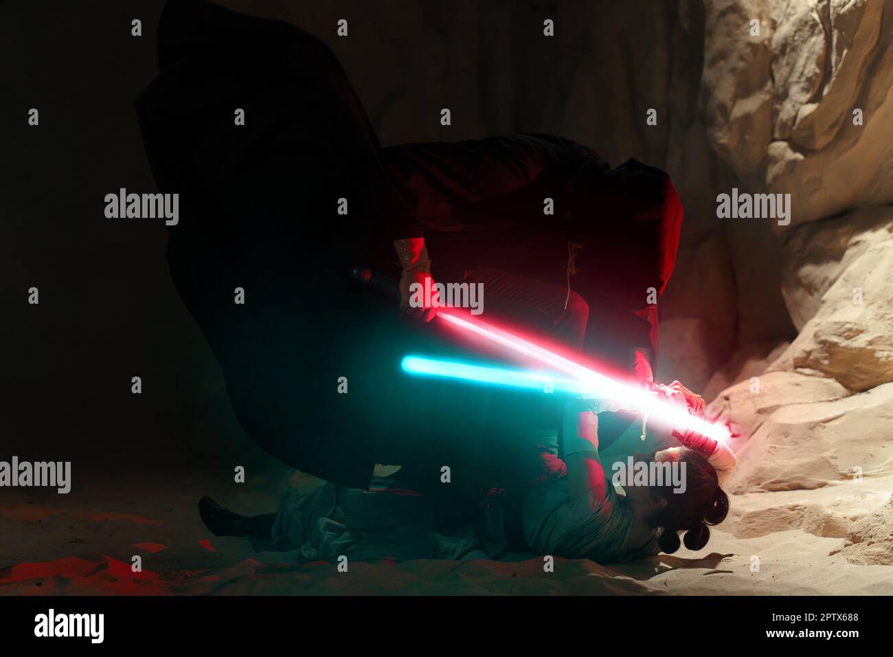 Kiew, Ukraine - 14. April 2023: Cosplayers zeigen Lichtschwert-Kämpfe zwischen den Charakteren Rey Skywalker und Kylo Ren aus dem Star Wars-Universum Stockfoto