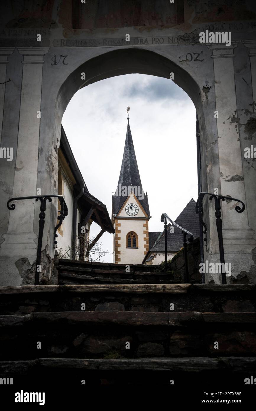 Klassische österreichische Kirche, eingerahmt in einem Eingang am Worthersee Stockfoto Klassische österreichische Kirche, eingerahmt in einem Eingang am Worthersee Stockfoto