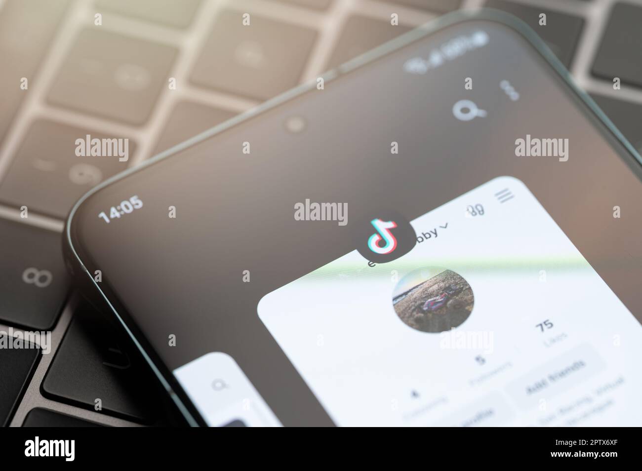 New york, USA - 25. April 2023: TIK tok Kontoseite auf Smartphone-Bildschirm Nahaufnahme Tastaturhintergrund Stockfoto