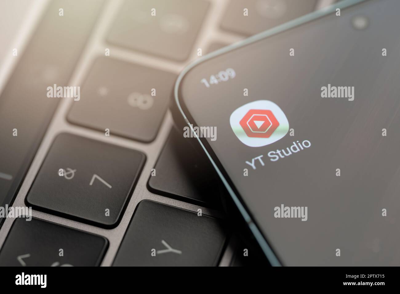 New york, USA - 25. April 2023: YouTube Icon App auf Smartphone-Bildschirm Nahaufnahme Tastaturhintergrund Stockfoto