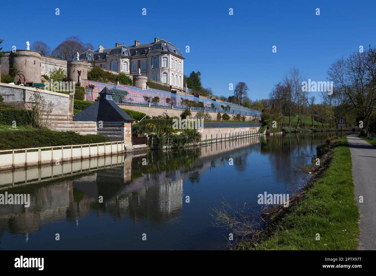 LONG, FRANKREICH, 4. APRIL 2023: Das wunderschöne Chateau Long aus dem 18. Jahrhundert und der Fluss Somme im Departement Somme in Nordfrankreich. Das Schloss (offen Stockfoto