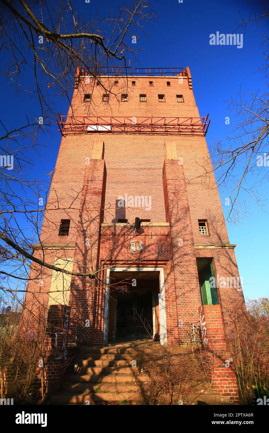 Eingang einer längst verlassenen Brauerei in Deutschland. Stockfoto