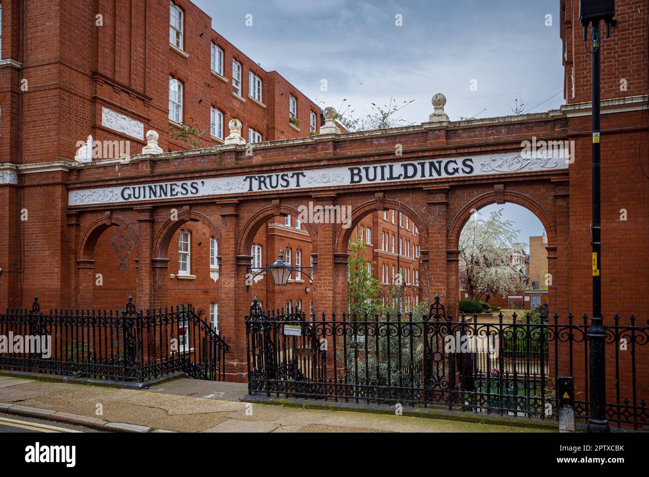 Guinness Trust Buildings Southwark London - The Guinness Trust Buildings in Snowsfields, Bermondsey, London. Datiert von 1879 und 1898. Sozialwohnungen. Stockfoto