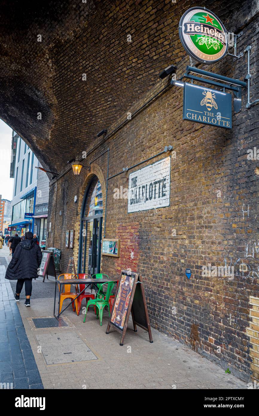 Der Charlotte Pub unter Eisenbahnbögen in Southwark London. Eröffnet als neuer Pub im Dezember 2017 in Eisenbahnbögen an der Union Street, Southwark, London. Stockfoto