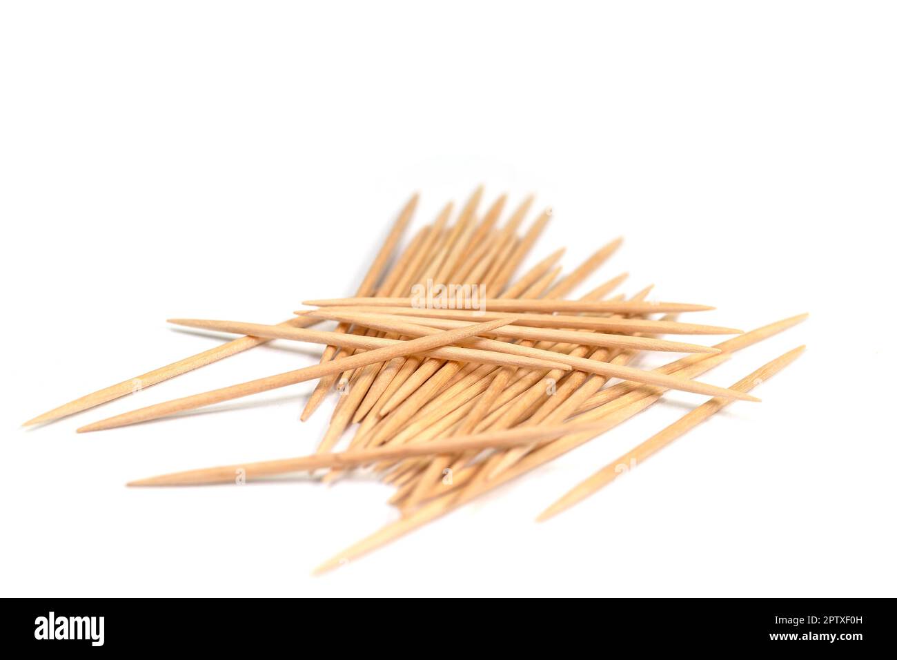 Holz Zahnstocher gegen den weißen Hintergrund Stockfoto