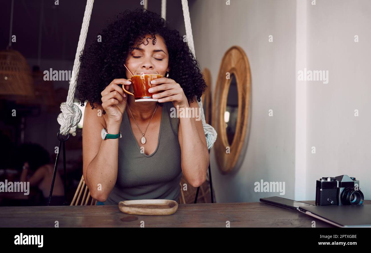 Schwarze Frau, Kaffee oder Tee zum Entspannen in einem Café zum Nachdenken, zur Motivation und zur morgendlichen Inspiration an einem Tisch im Restaurant. Weibliche Kundin, die Aroma riecht Stockfoto