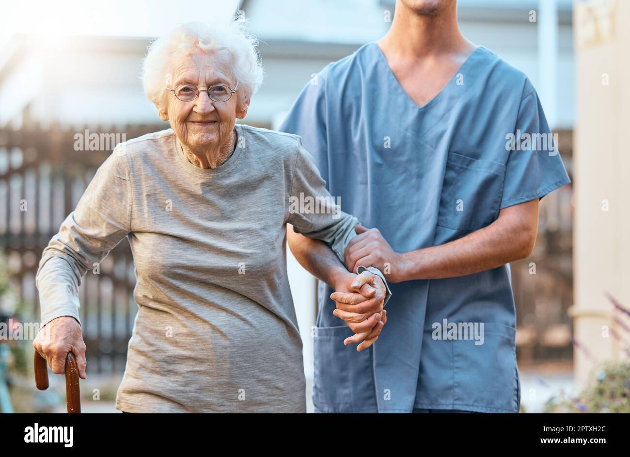 Senioren, Frauen und Pflegeheime, Pflegekräfte und Händchenhalten mit Gesundheitsversorgung für Alte und Unterstützung. Rehabilitation, Hilfe bei Pflegeporträt und Phys Stockfoto
