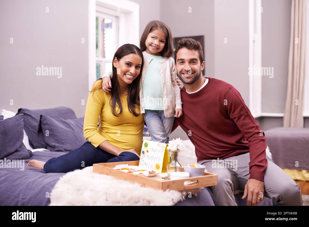 Die Routine zum Muttertag. Ein Mann und seine Tochter bringen seiner Frau am Muttertag Frühstück ins Bett Stockfoto