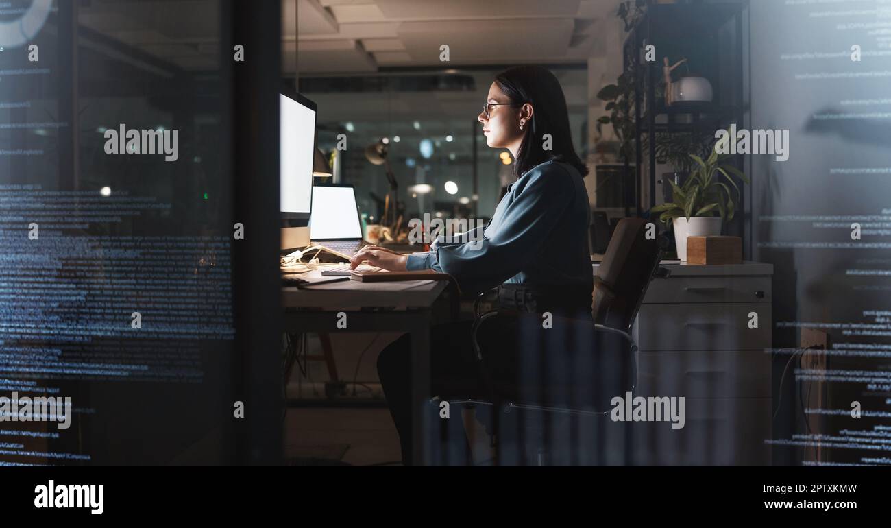 Bürofrau und Nachtcodierung mit futuristischem Overlay für Cyber-Sicherheit, Programmierung und Arbeit. Programmierer, Programmierer und Überstundenmitarbeiter, die mit Mo Stockfoto