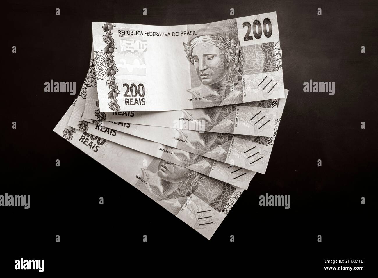 Altes Schwarzweißbild von reich mit Geld in Brasilien. 200 brasilianische Banknoten Reaís Real R$ BRL. Stockfoto