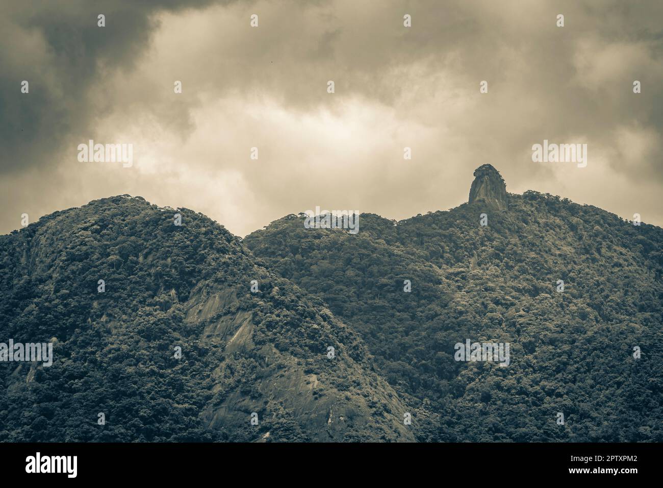 Altes Schwarz-Weiß-Bild des Abraao-Berges Pico do Papagaio mit Wolken auf Ilha Grande Angra dos Reis Rio de Janeiro Brasilien. Stockfoto