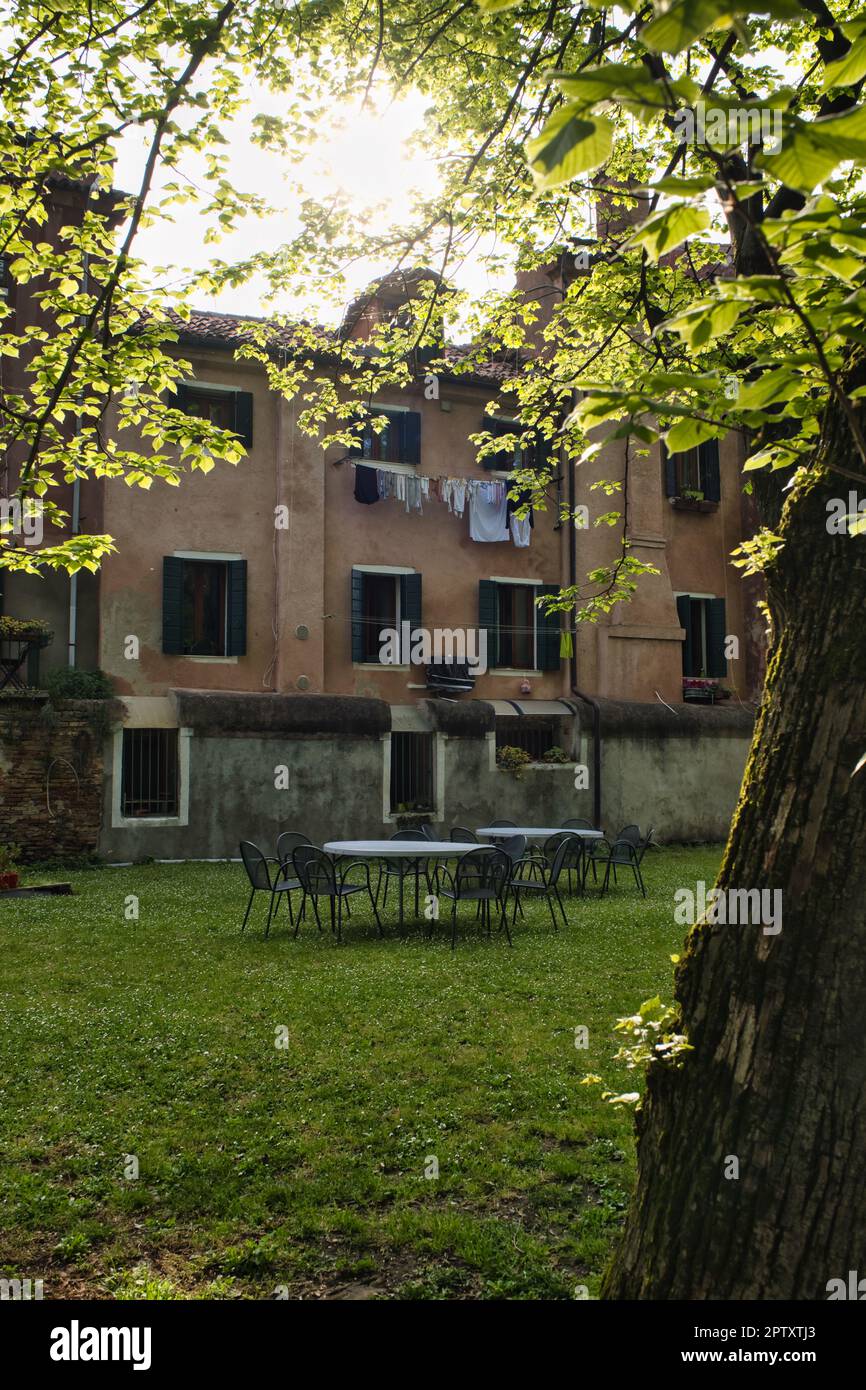 Blick auf den idyllischen Hinterhof eines Hauses in der Wohngegend von Venedig Stockfoto