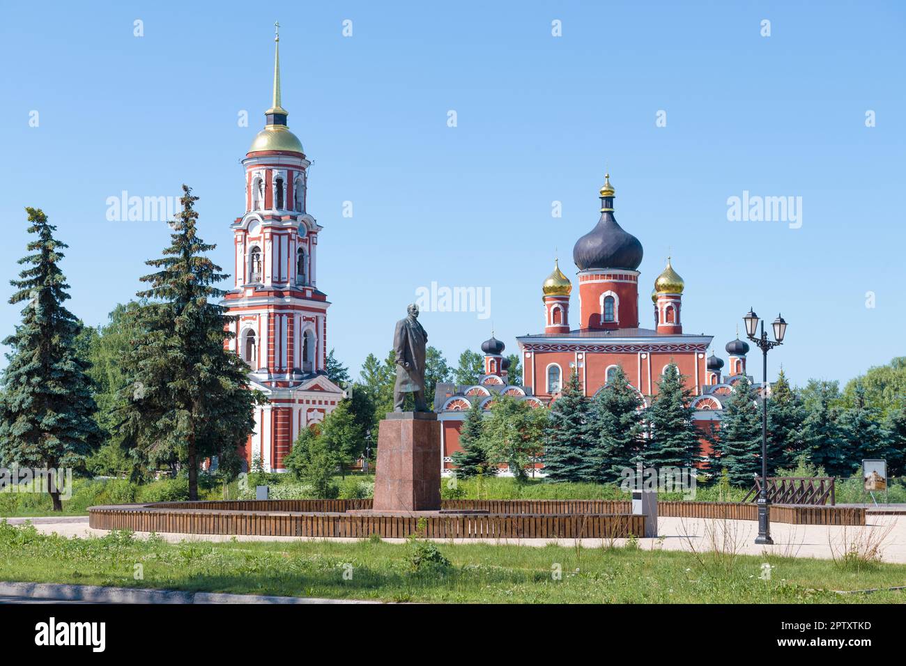 STARAYA RUSSA, RUSSLAND - 25. JUNI 2022: Blick auf das Denkmal für V.I. Lenin und die alte Auferstehungskathedrale an einem sonnigen Juni-Tag Stockfoto