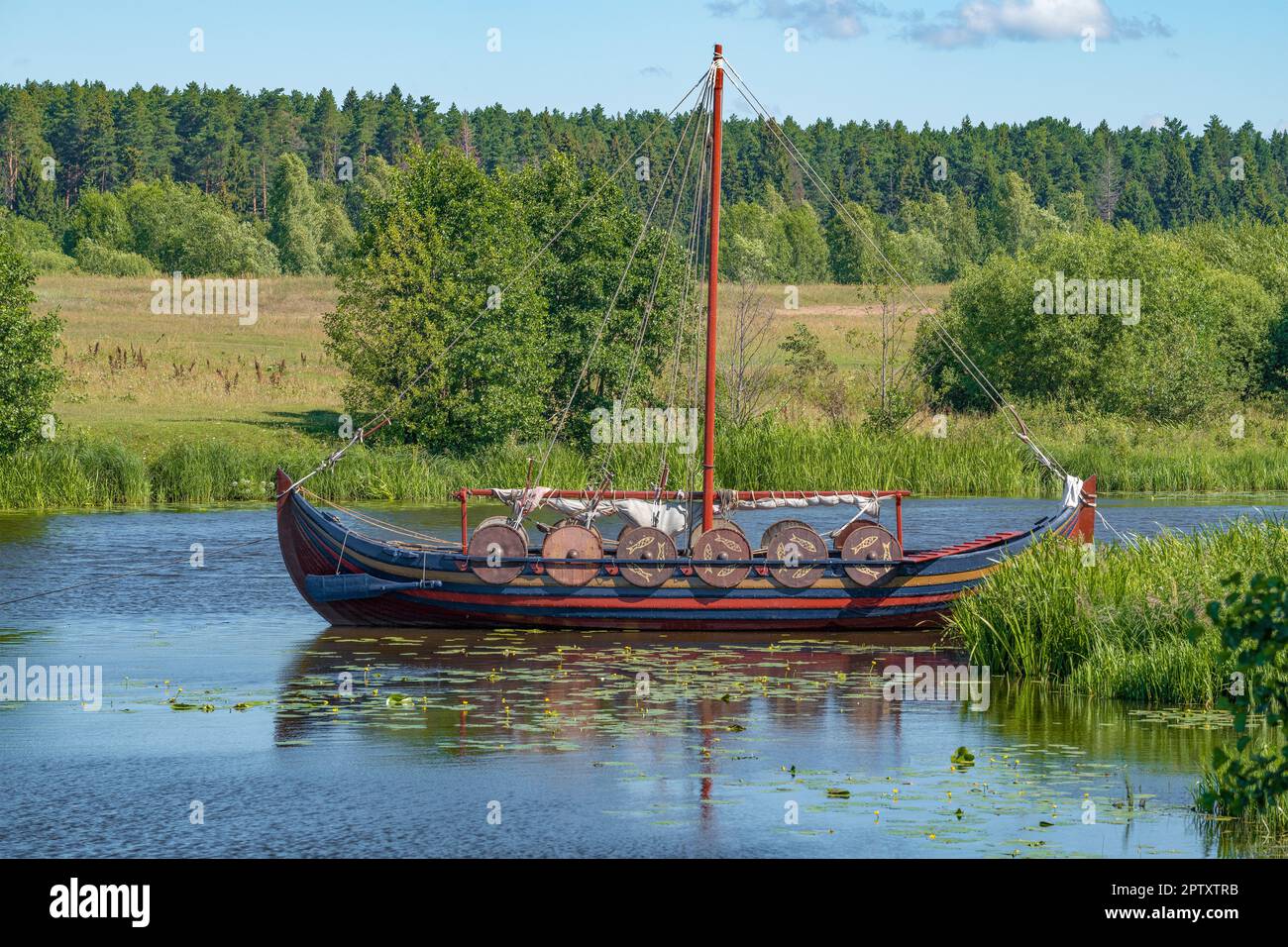 REGION TVER, RUSSLAND - 22. JULI 2022: Altes russisches Boot (Nachbildung) auf dem Fluss Buyanka an einem sonnigen Juli-Tag. Ort des historischen Festivals Stockfoto