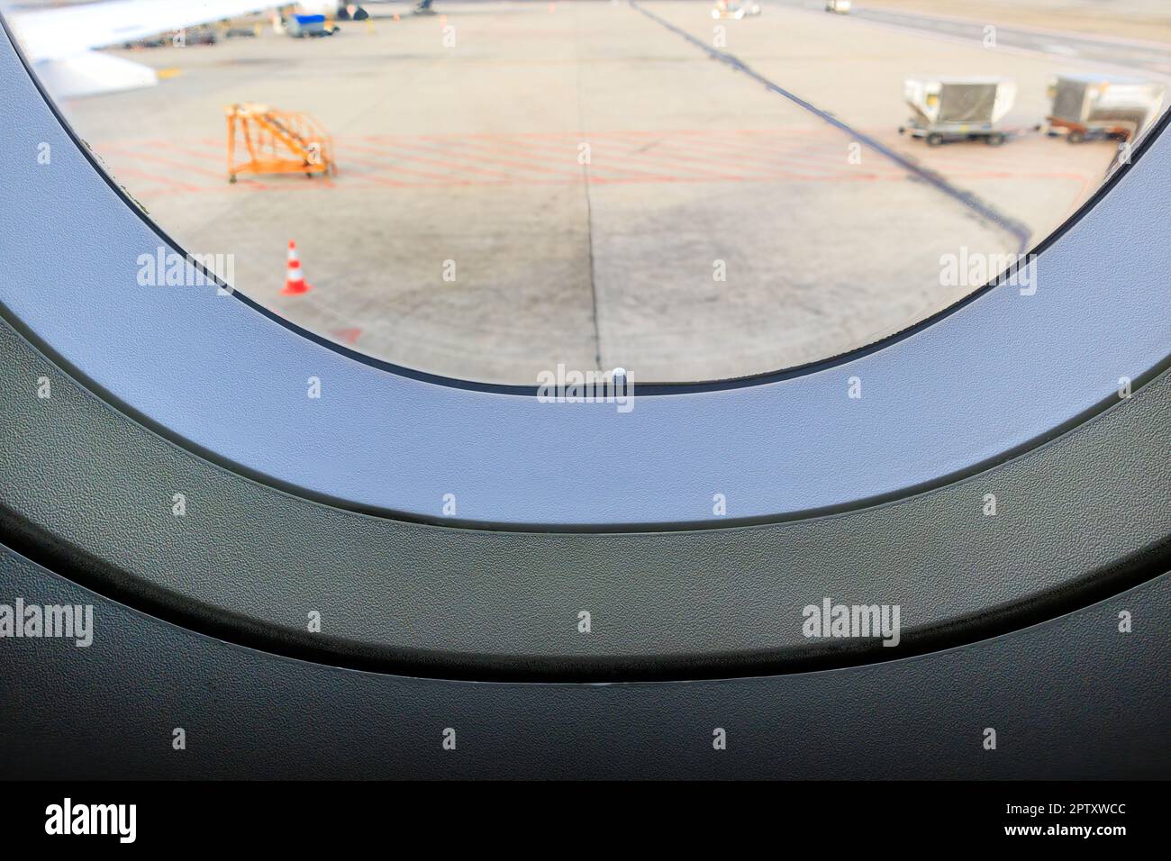 Druckausgleichsloch in einem Flugzeugfenster Stockfoto