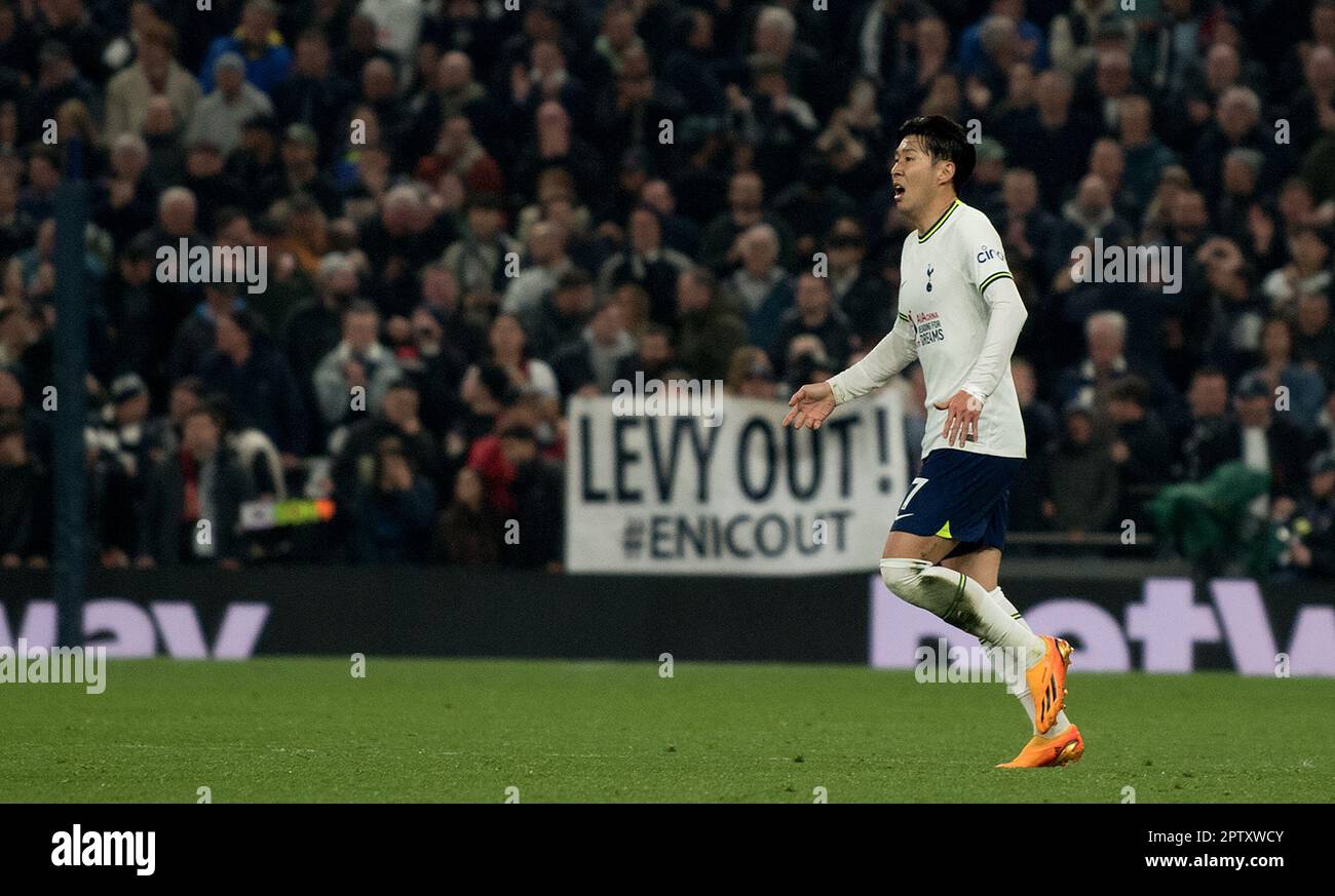 London, Großbritannien. 27. April 2023. Heung-Min Sohn von Tottenham Hotspur sieht aus wie eine „Levy out!“ Banner wird von Tottenham-Fans aufgehalten. Spiel der Premier League, Tottenham Hotspur gegen Manchester Utd im Tottenham Hotspur Stadium in London am Donnerstag, den 27. April 2023. Dieses Bild darf nur zu redaktionellen Zwecken verwendet werden. Nur redaktionelle Verwendung, Bild von Sandra Mailer/Andrew Orchard Sports Photography/Alamy Live News Credit: Andrew Orchard Sports Photography/Alamy Live News Stockfoto