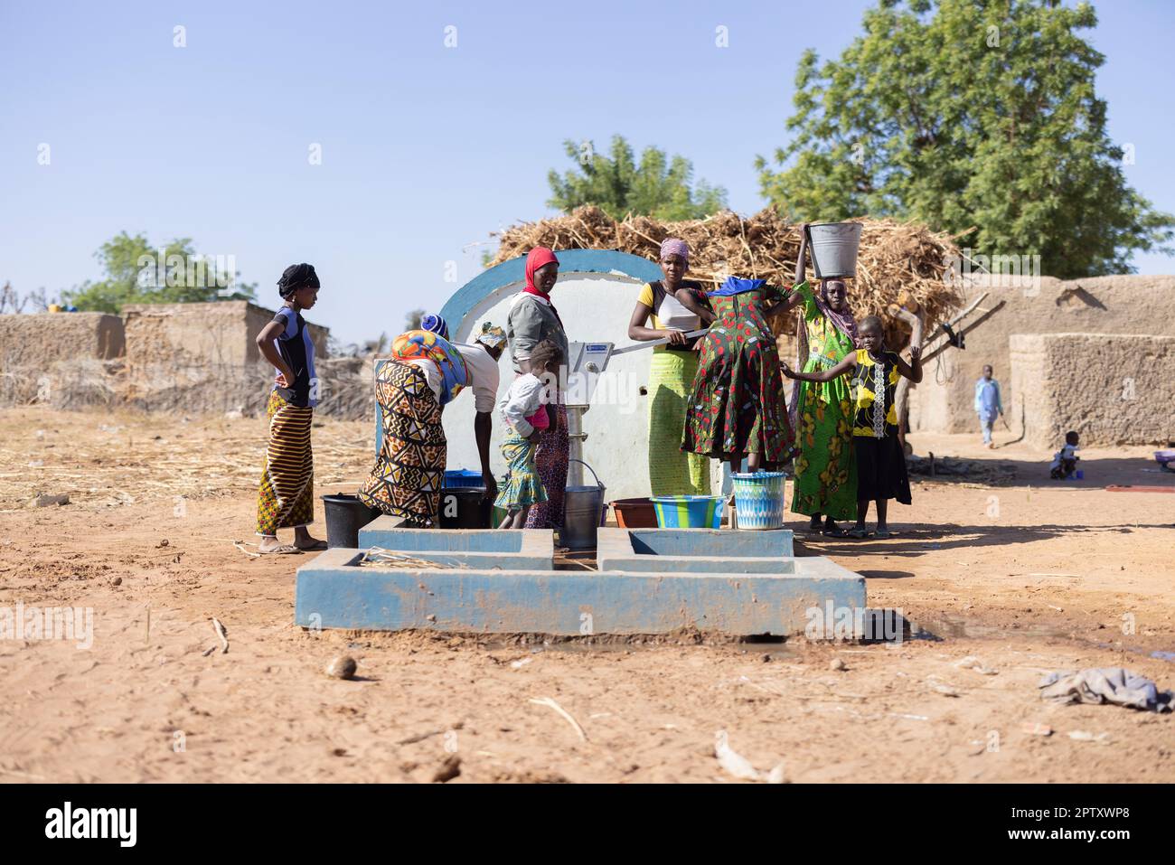 Frauen und Mädchen sammeln Wasser aus einem voll befahrenen Handpumpen-Brunnen in der ländlichen Region Segou, Mali, Westafrika. 2022 Dürre und Hungerkrise in Mali. Stockfoto