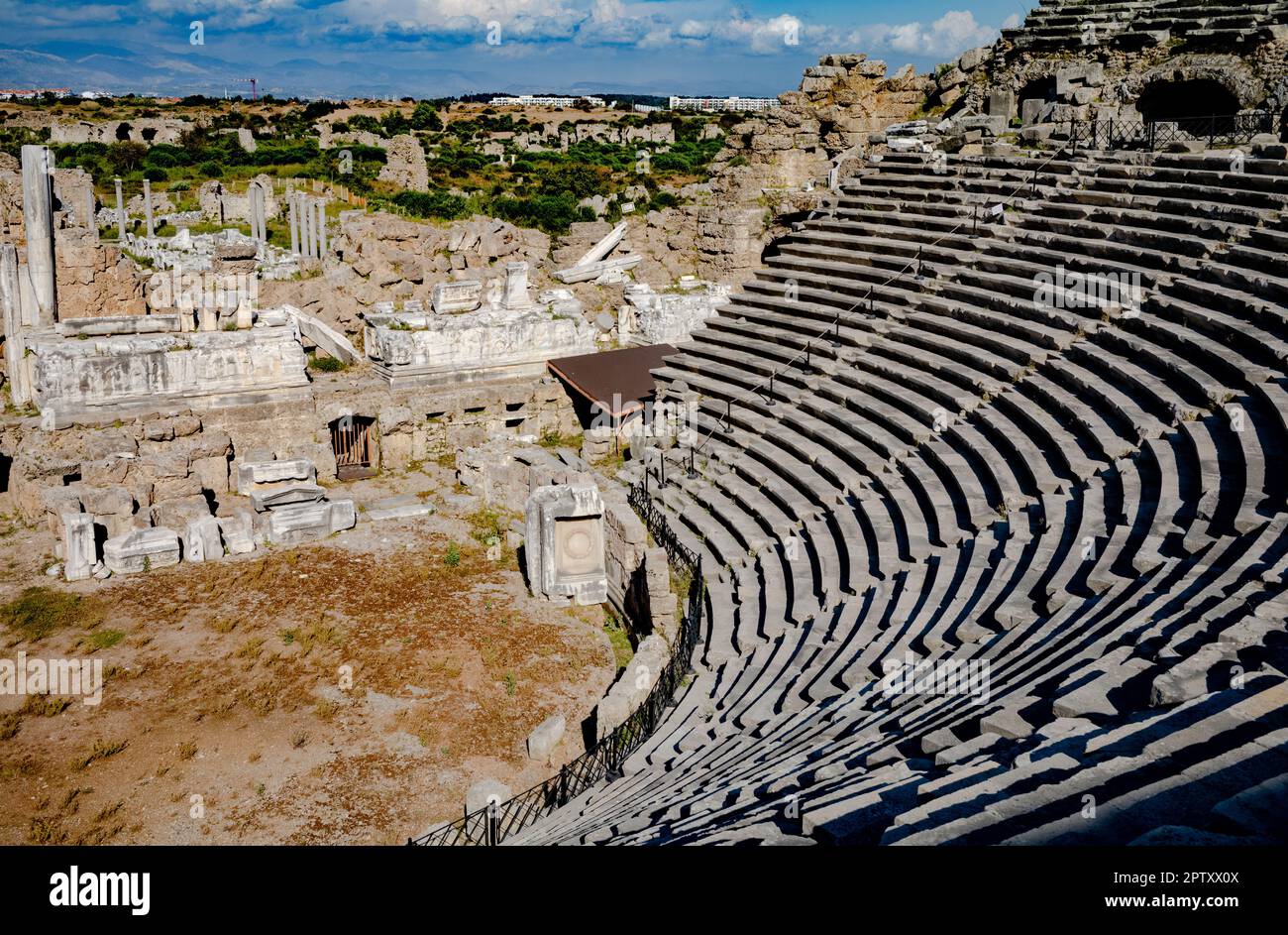 Blick vom Gipfel des steilen antiken Amphitheaters in der römischen Stadt Side in der Provinz Antalya, Türkei (Turkiye). Das Amphitheater, das da Stockfoto