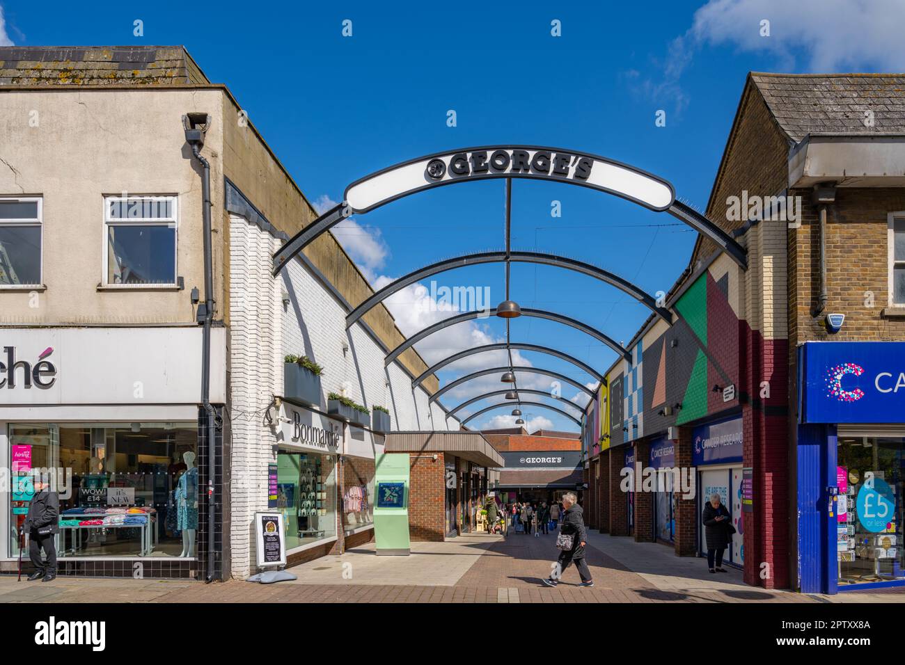 Die Einfahrt auf der New Road nach St Georges Centre Gravesend Kent Stockfoto