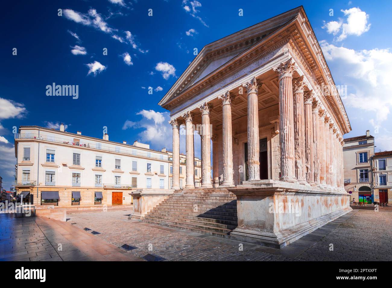 Nimes, Frankreich. Maison Carree, einer der am besten erhaltenen römischen Tempel, der auf dem Gebiet des ehemaligen Römischen Reiches überlebt hat Stockfoto