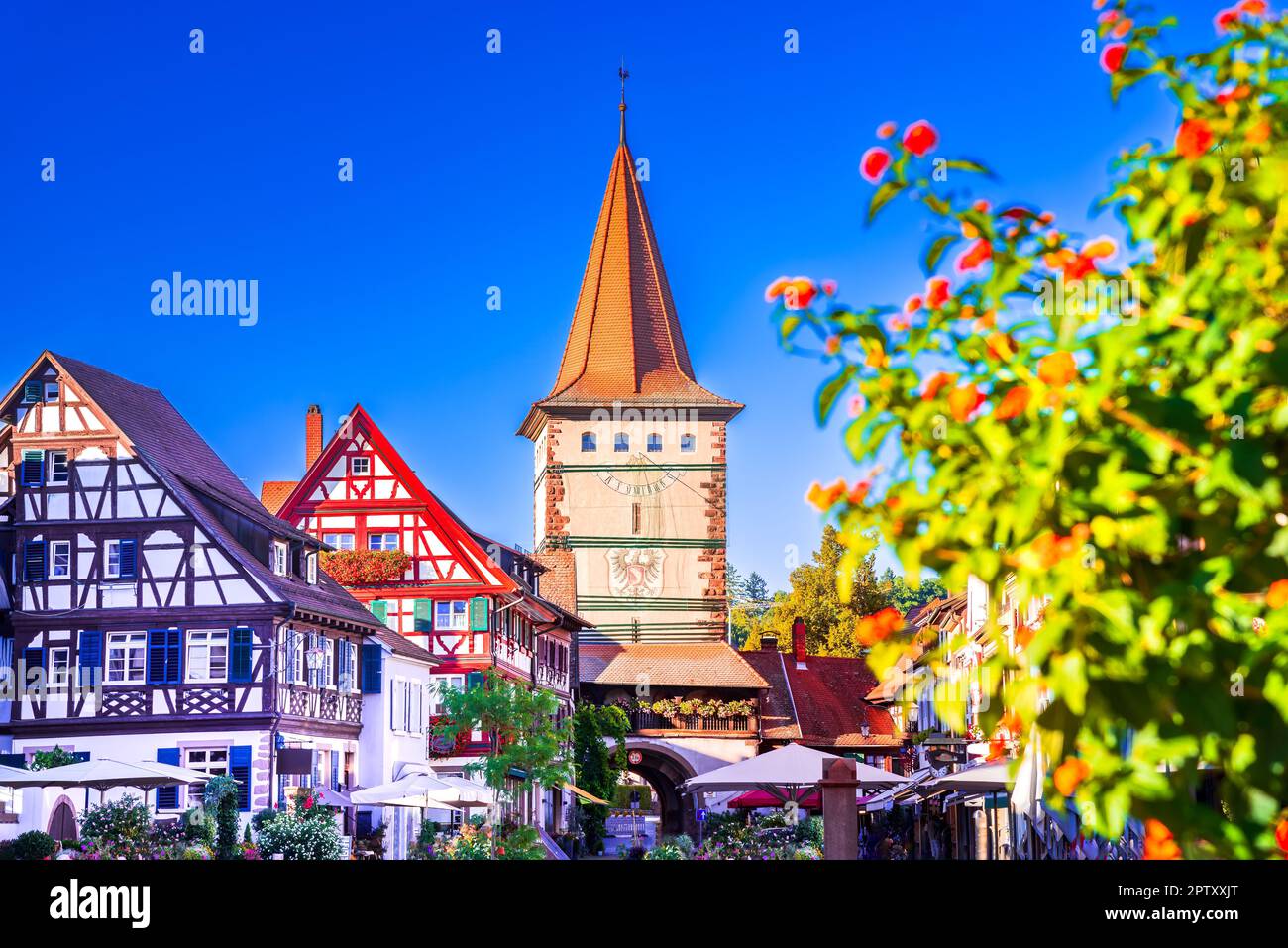 Gengenbach, Deutschland. Altstadt, schöner Stadtplatz mit mittelalterlichen Holzhäusern, Baden-Würtemberg und farbenfrohen Blumenarrangements. Schwarzes Fürst Stockfoto