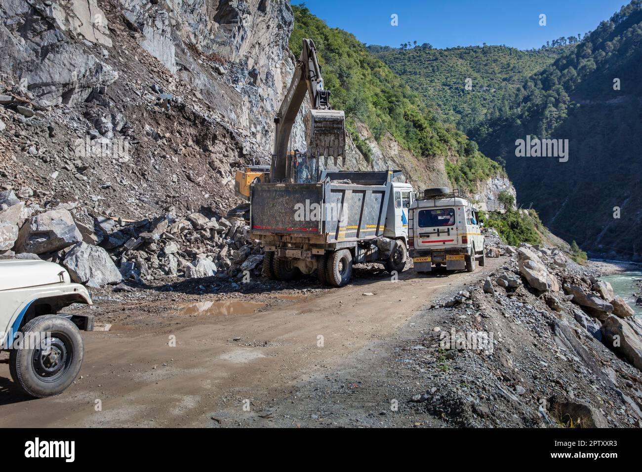 Indien, Uttarakhand, New Theri. Straße nach Erdrutsch reinigen. Stockfoto