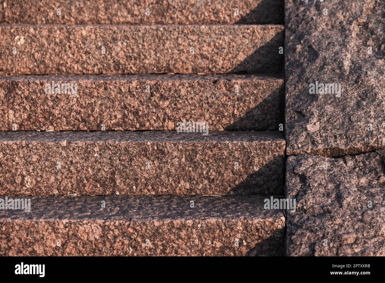 Leere Granittreppen mit Schatten darauf. Hintergrundfoto der abstrakten Architektur Stockfoto