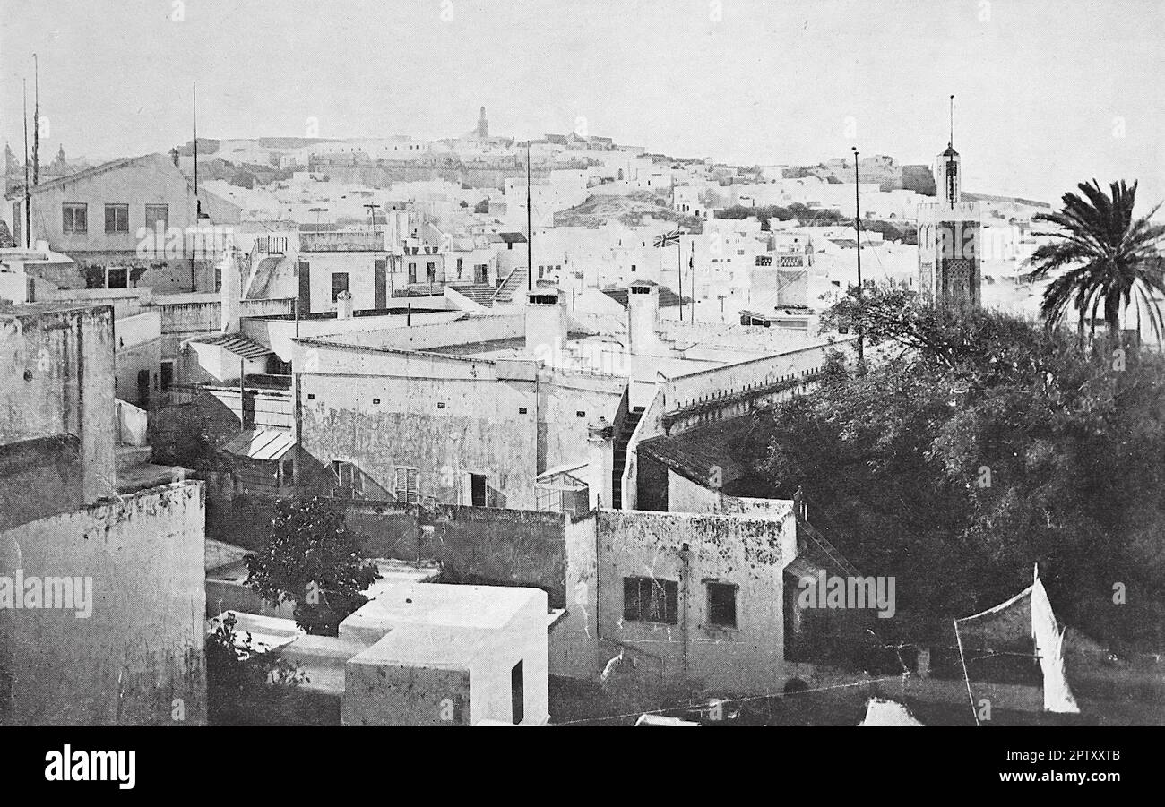 Leben in Marokko, Afrika, c1905. Dächer von Tanger vom britischen Konsulat (jetzt geschlossen). Flagstaffs von ausländischen Legationen. Auf dem Foto von Cavilla, Tanger – Anthony Cavilla, ein britischer Fotograf, geboren in Gibraltar, der von 1880 bis 1909 ein Studio in Tanger hatte. Stockfoto