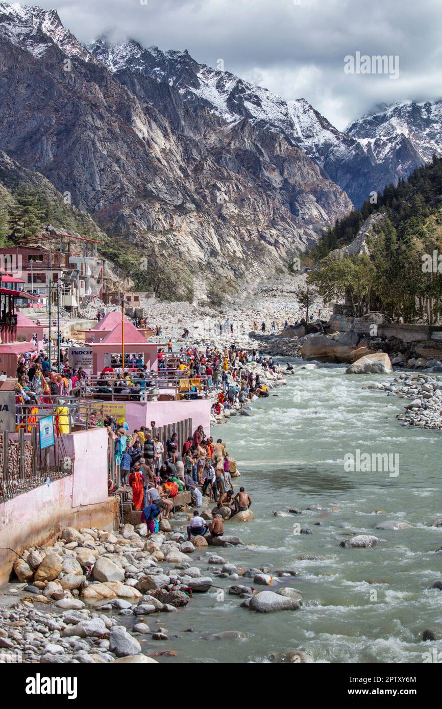 Indien, Uttarakhand, Gangotri. Himalaya. Wallfahrtsort. Bhagirathi-Fluss, Quelle von Ganga, Ganges-Fluss. Menschen beten an. Stockfoto