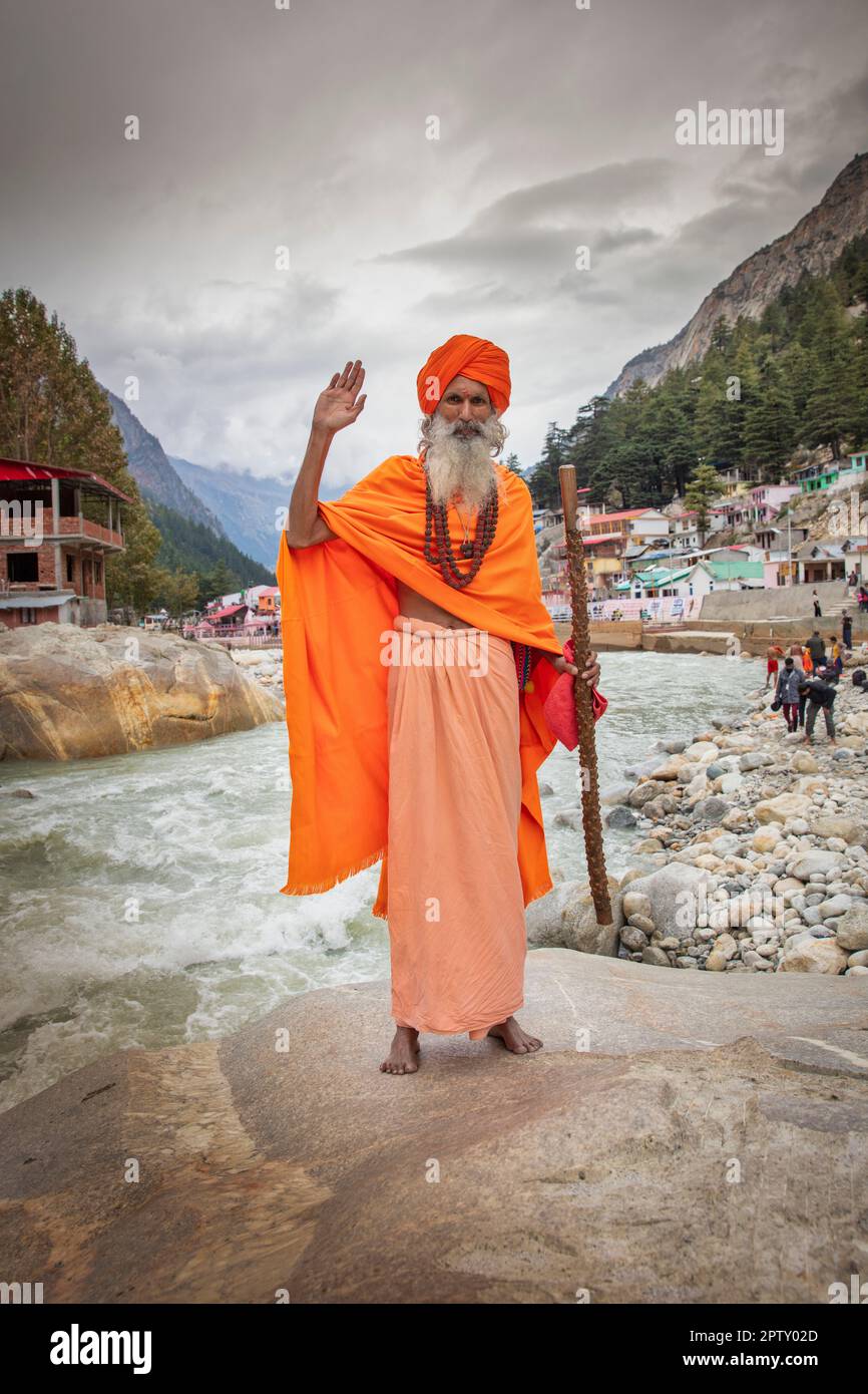 Indien, Uttarakhand, Gangotri. Himalaya. Wallfahrtsort. Bhagirathi-Fluss, Quelle von Ganga, Ganges-Fluss. Sadhu, heiliger Mann. Stockfoto