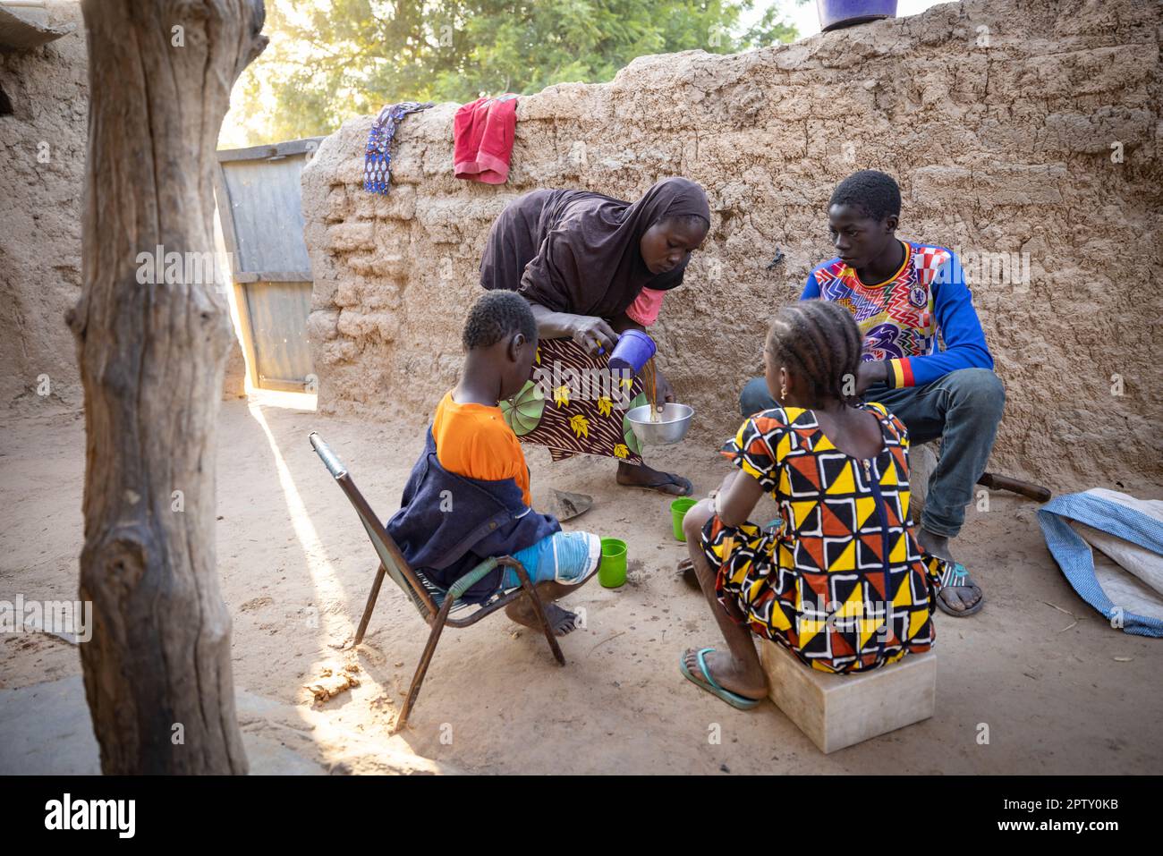 Familienessen Frühstück mit Maisbrei in Segou Region, Mali, Westafrika. 2022 Dürre und Hungerkrise in Mali. Stockfoto