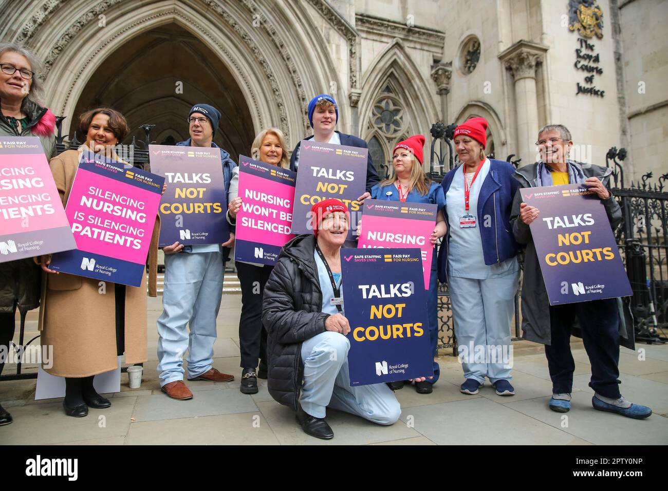 London, Großbritannien. 27. April 2023. Pat Cullen, Generalsekretär des Royal College of Nurses, tritt Krankenschwestern und Mitgliedern des Royal College of Nursing außerhalb des High Court in London bei. Die Regierung hat am 2. Mai eine Herausforderung für den geplanten Streik durch das Königliche Krankenpflegekollegium eingeleitet. Kredit: SOPA Images Limited/Alamy Live News Stockfoto