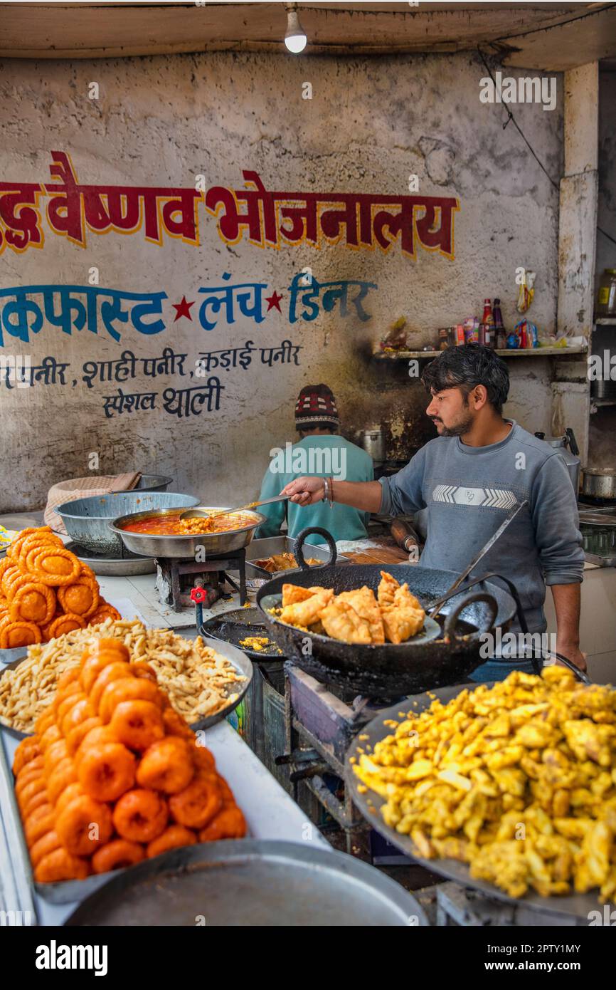 Indien, Uttarakhand, Gangotri. Himalaya. Wallfahrtsort. Bhagirathi-Fluss, Quelle von Ganga, Ganges-Fluss. Küche im Restaurant. Stockfoto