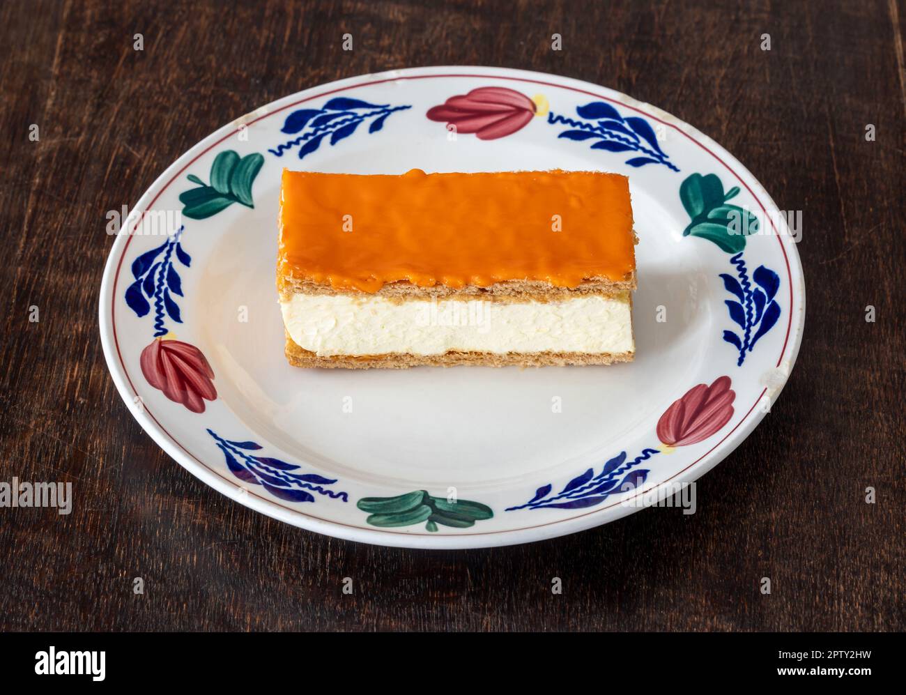 Orangefarbene Variante des holländischen Gebäckstücks Tompouce, in der Regel nur am King's Day, einem nationalen Feiertag zur Feier des Geburtstags des Königs, erhältlich Stockfoto