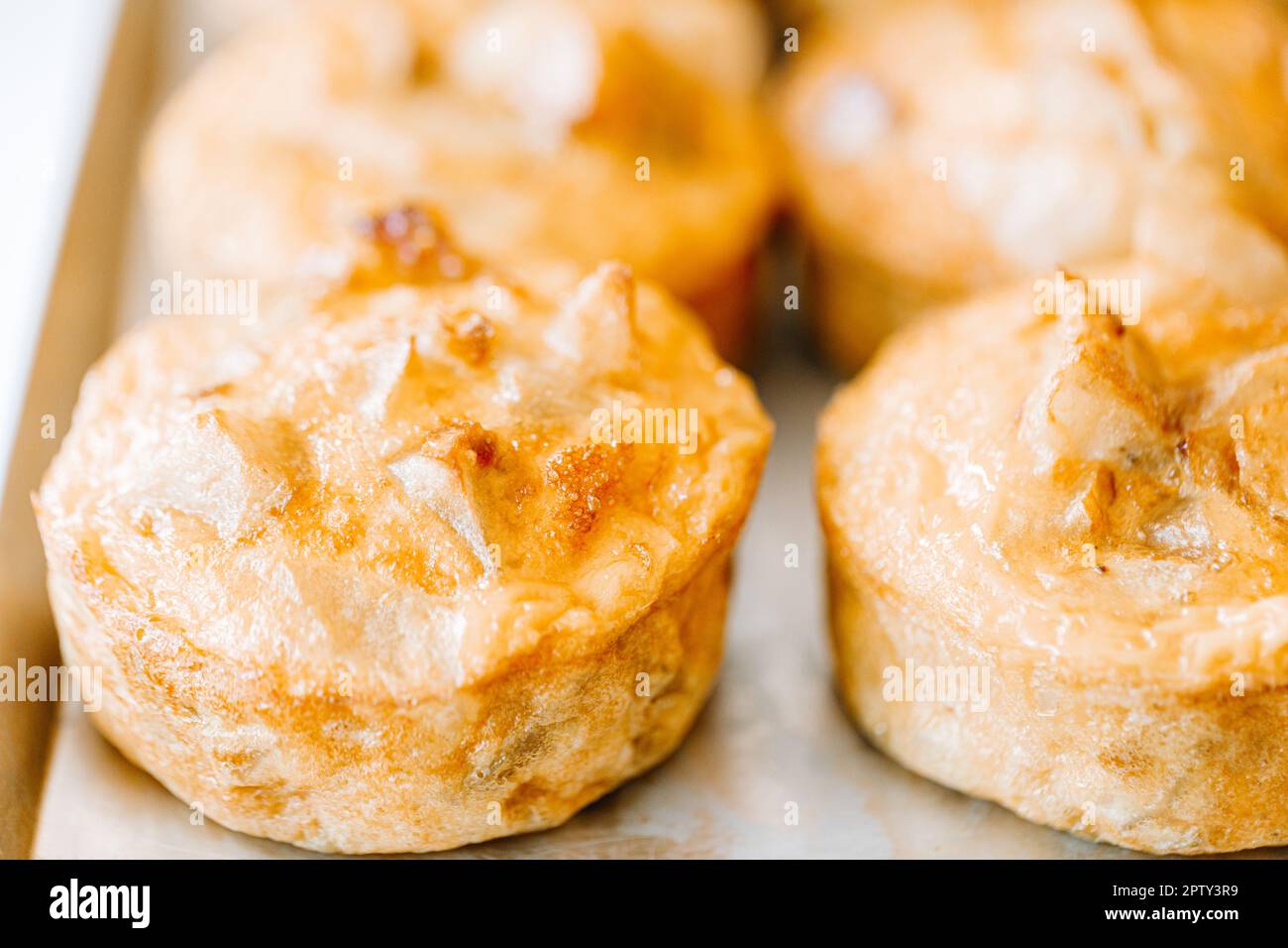 Frühstück mit kleinen Apfelkuchen und frischem Obst. Typisches italienisches Frühstück Stockfoto