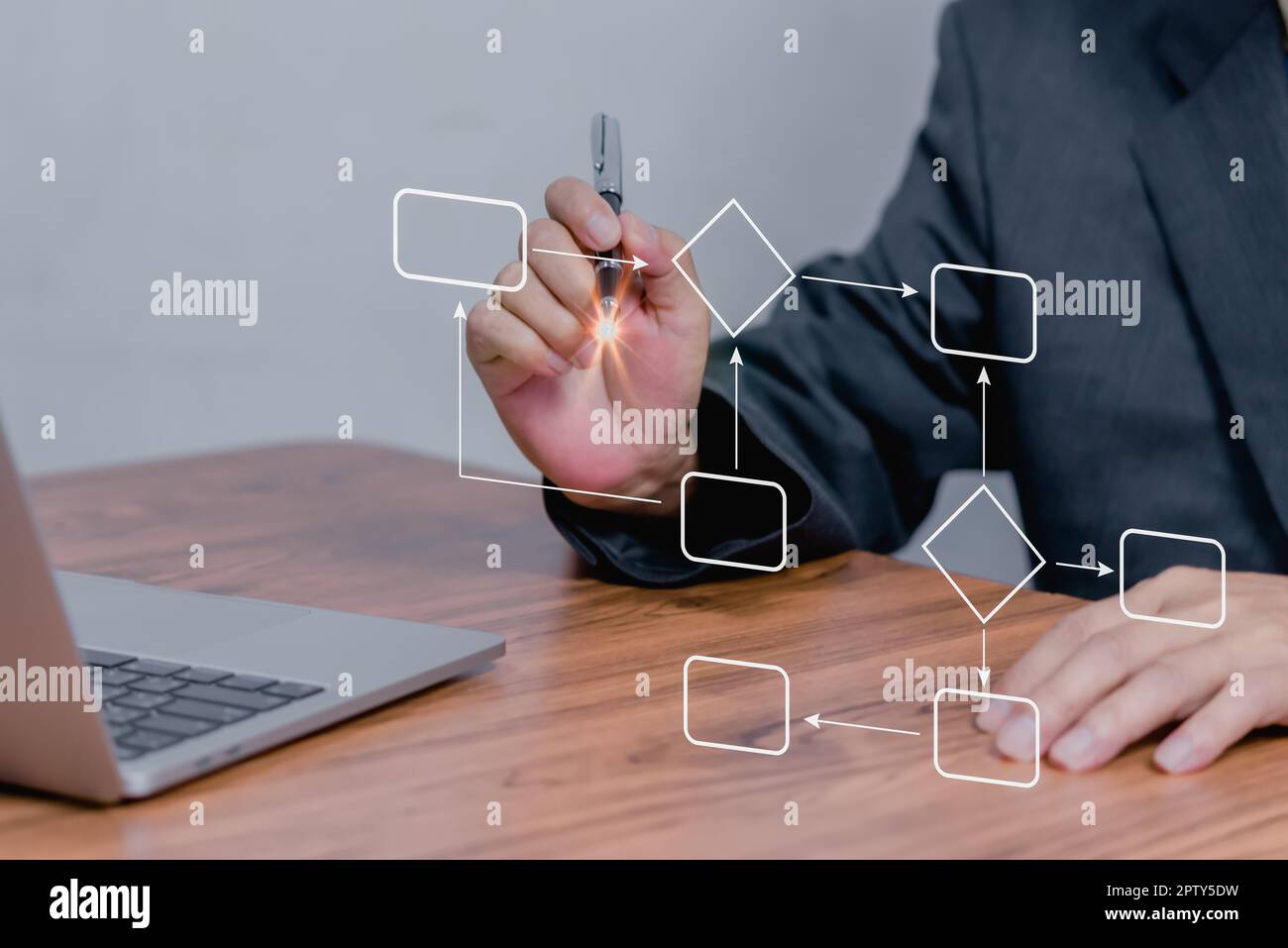 flussdiagramm und Workflow-Automatisierung auf virtuellem Bildschirm Mindmap oder Organigram Business Management Strategiekonzept. Stockfoto