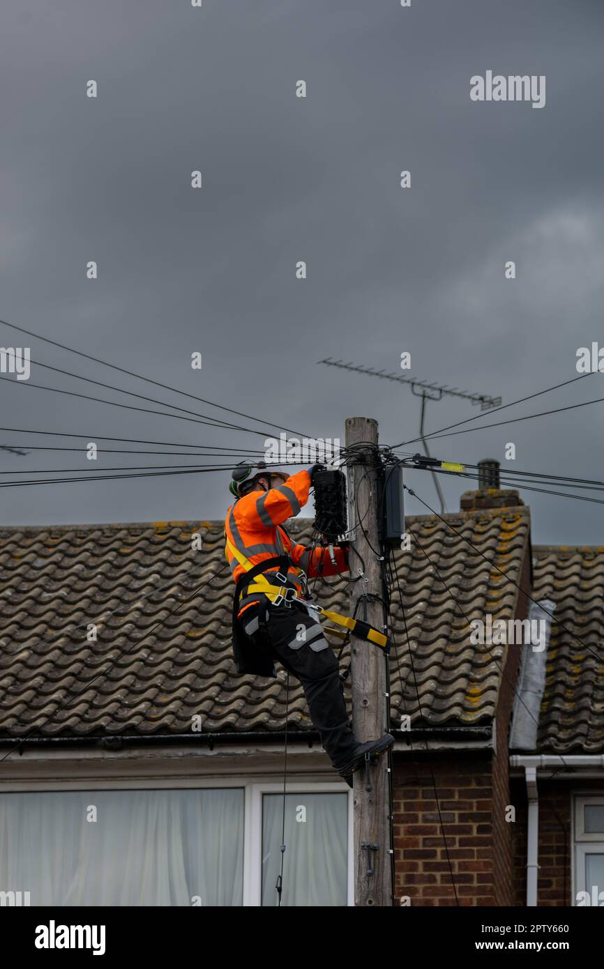 Installation von Breitband-Glasfaserkabeln in einem Haus-FTTH mit zwei Technikern Stockfoto