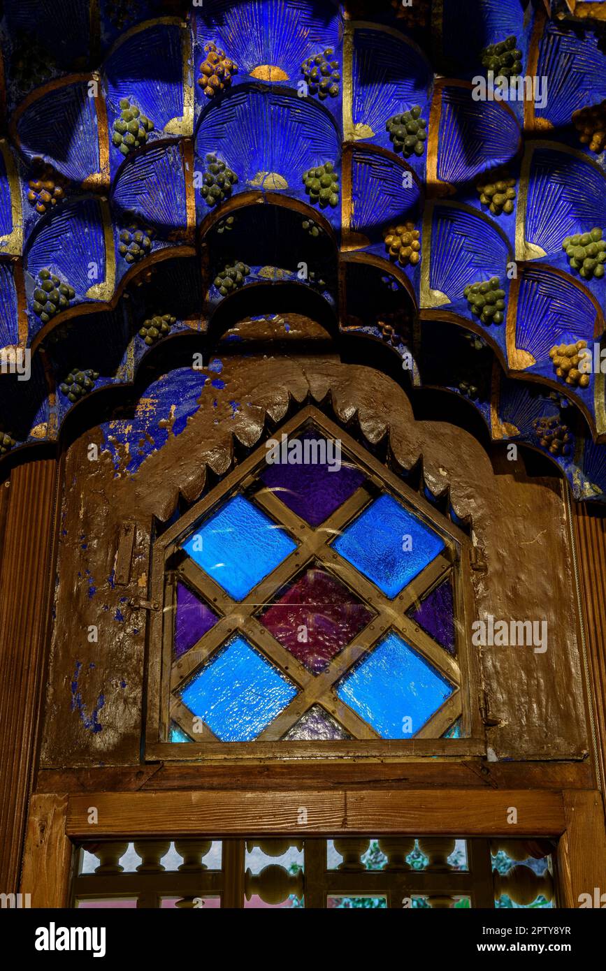 Detail eines Fensters und Buntglasfenster im Raucherzimmer des Casa Vicens, entworfen von Gaudí (Barcelona, Katalonien, Spanien) Stockfoto
