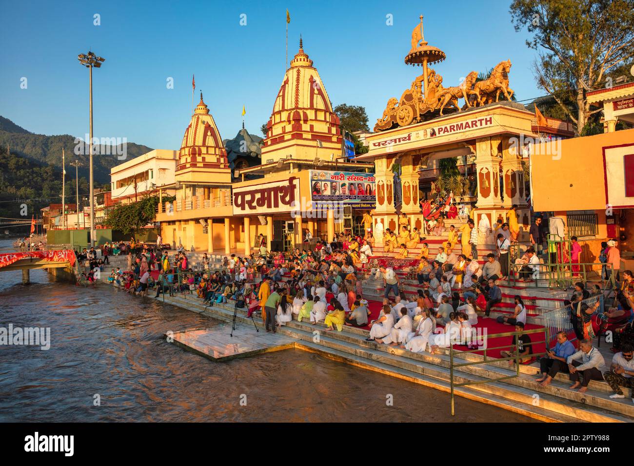 Indien, Uttarakhand, Rishikesh, Ganga, Ganges River. Parmath Niketan Tempel und Komplex. Stockfoto