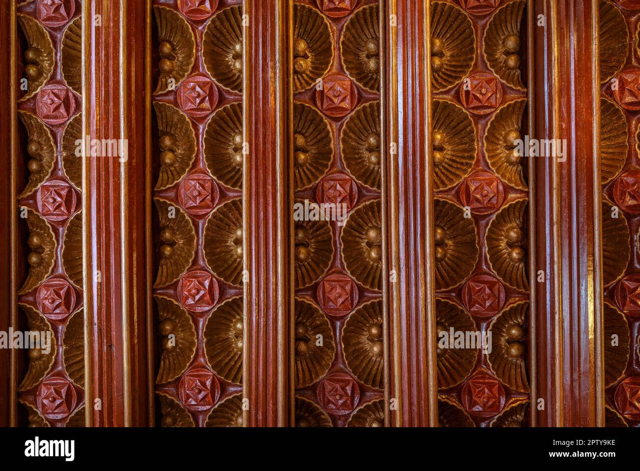 Detail einer kunstvoll verzierten Decke in der Casa Vicens, entworfen von Gaudi (Barcelona, Katalonien, Spanien) ESP: Detalle de un techo ornamentado en Casa Vicens Stockfoto