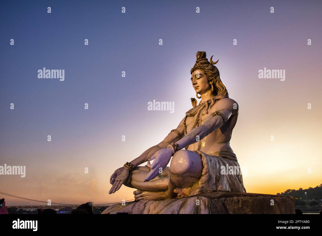 Indien, Uttarakhand, Rishikesh, Ganga, Ganges River. Parmath Niketan Tempel und Komplex. Shiva-Statue. Stockfoto