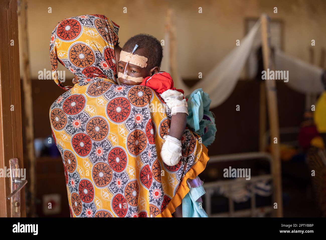 Mutter und Kind wurden wegen Unterernährung und Malaria in der Region Segou, Mali, Westafrika ins Krankenhaus eingeliefert. 2022 Dürre und Hungerkrise in Mali. Stockfoto